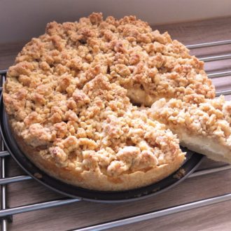 Apfel-Cheesecake mit Nuss-Haferflocken-Streuseln von Jenny