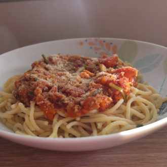 Vegane Bolognese mit Cashew-Parmesan